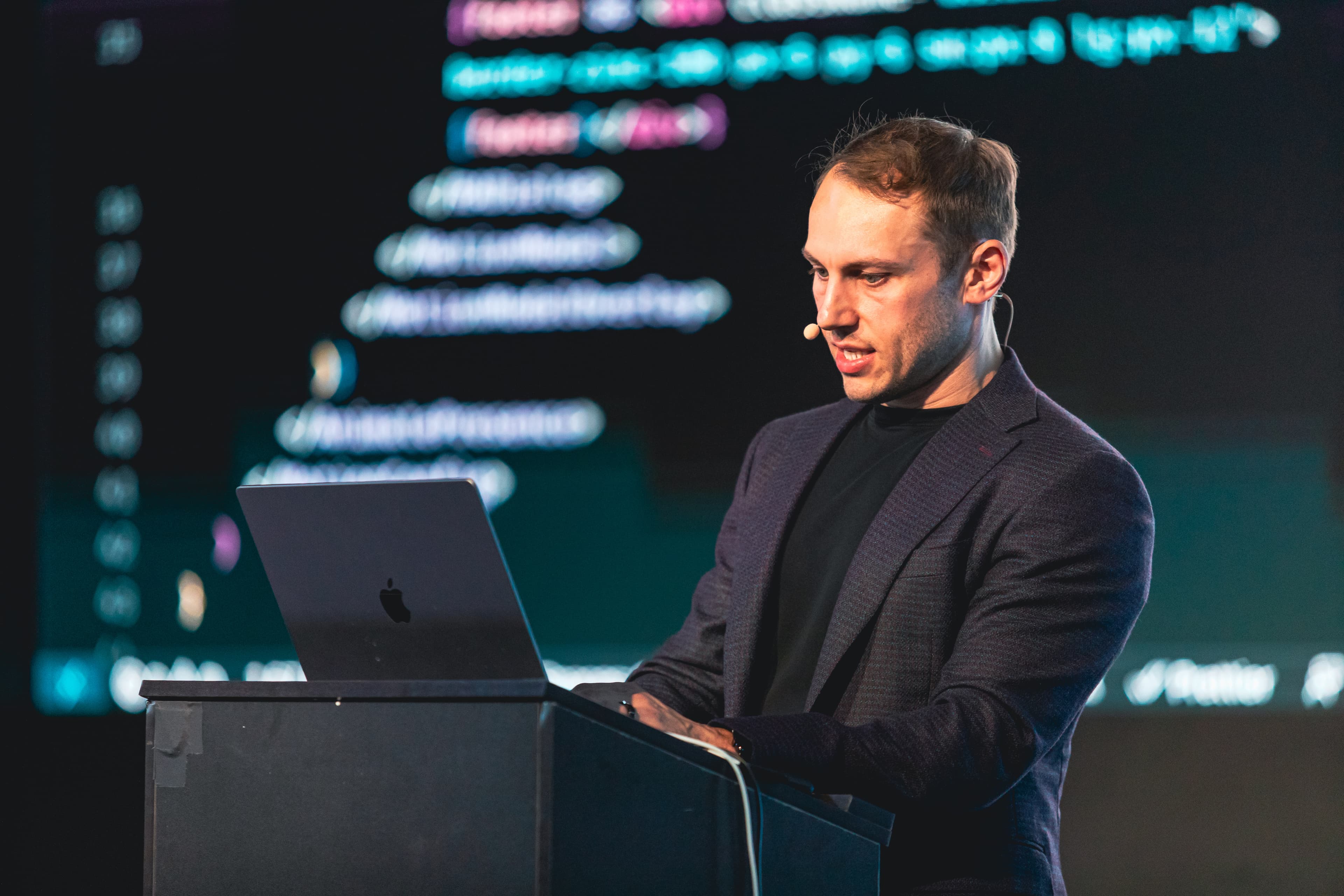 Adam Wathan 在舞台上现场编码演示 Tailwind CSS 和 Framer Motion