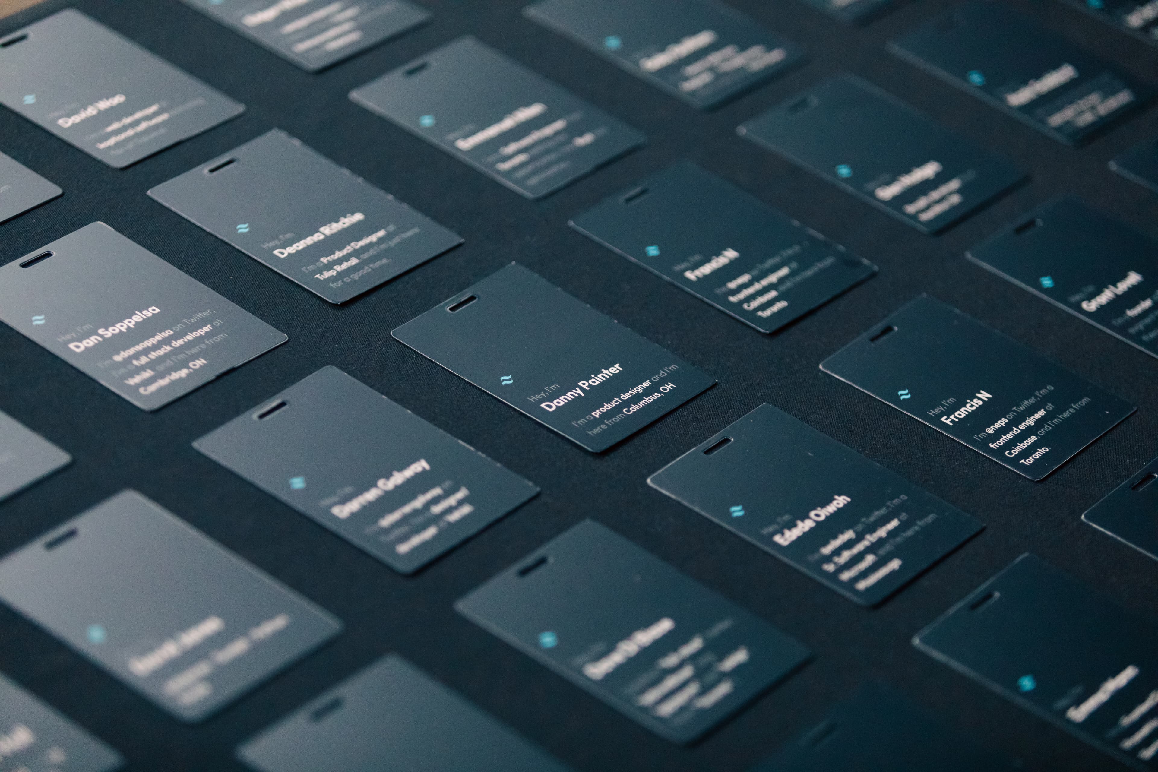 与会者徽章在活动入口附近的桌子上摆放