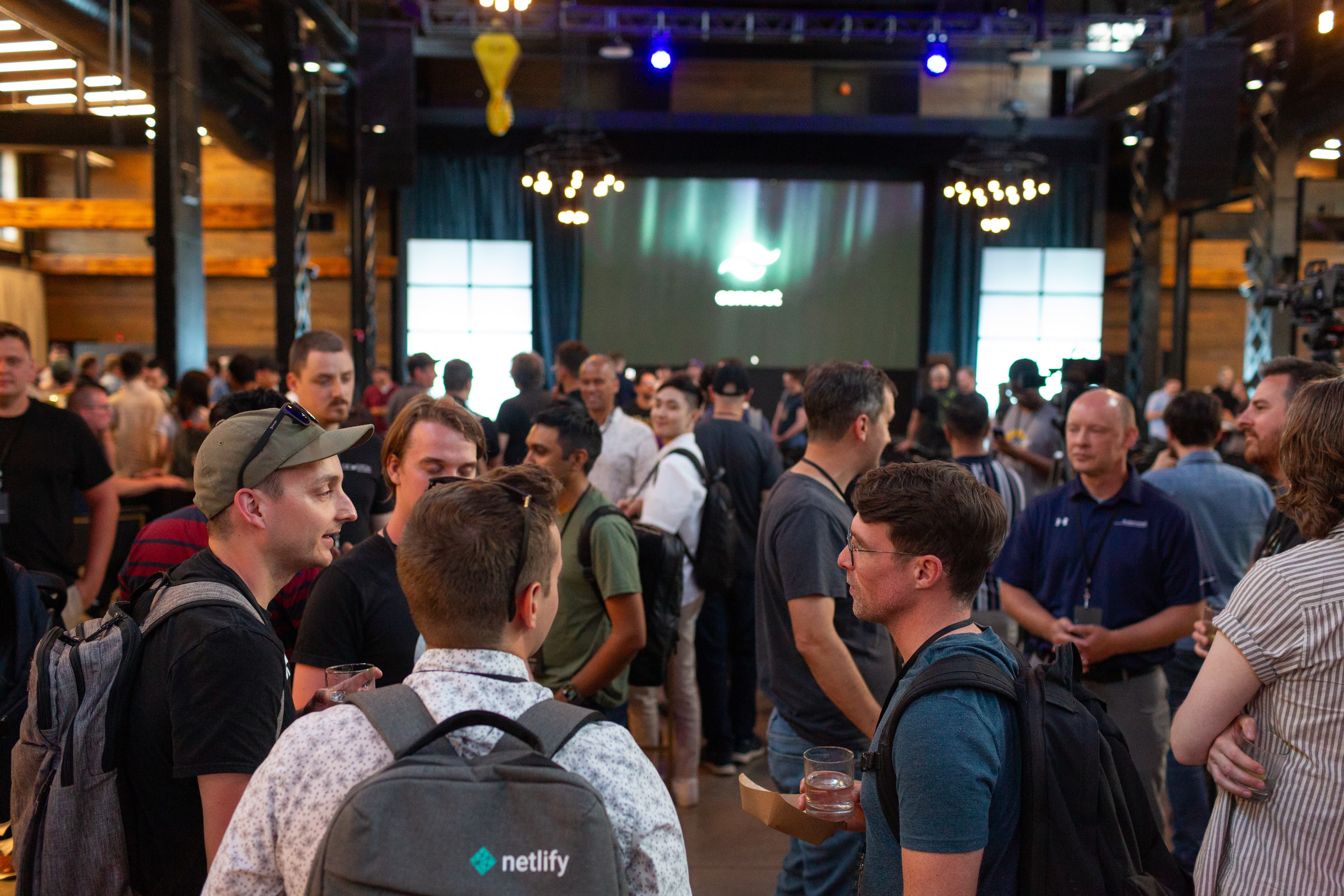 Tailwind Connect 的与会者在活动后社交