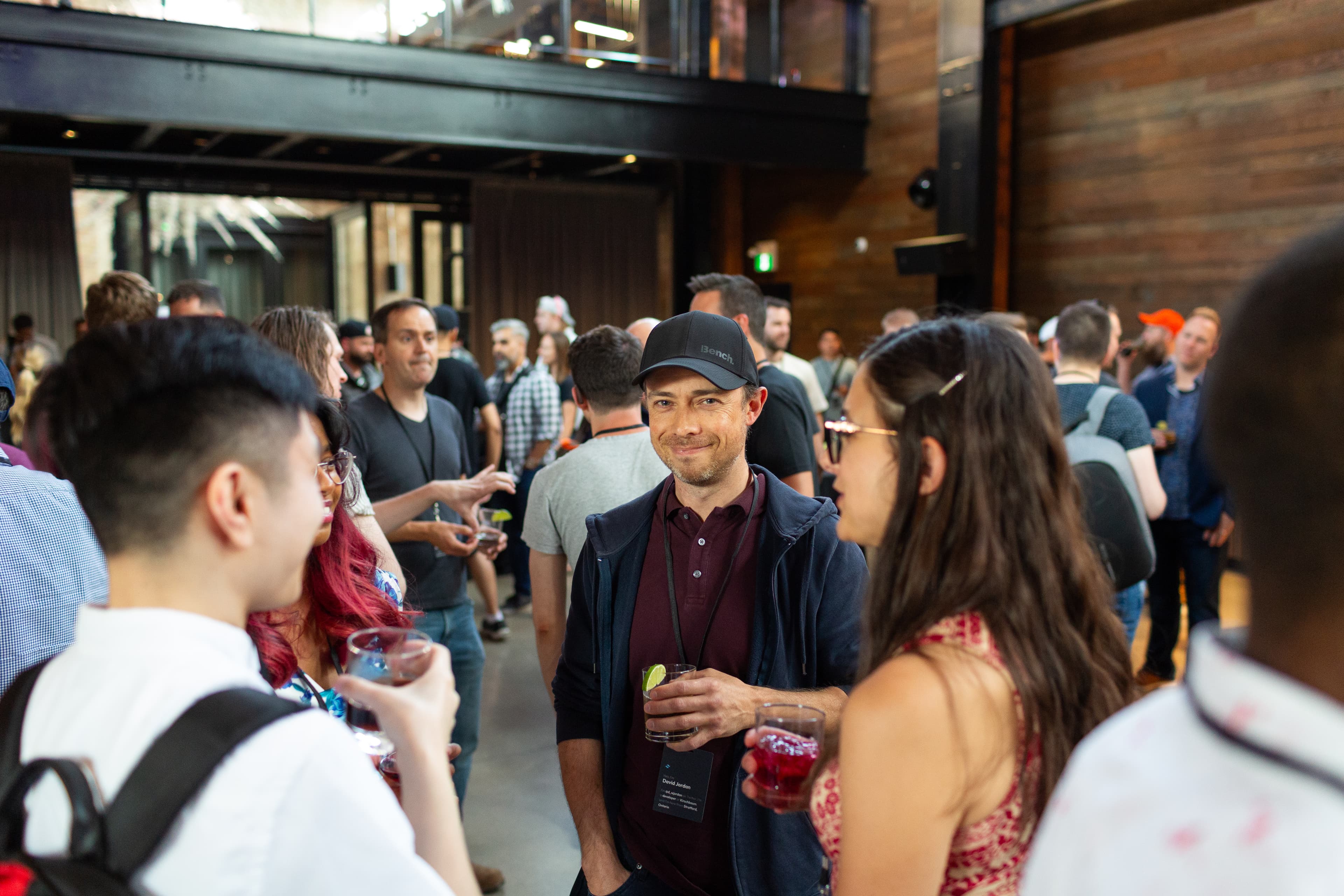 与会者在活动前交流和享用饮料