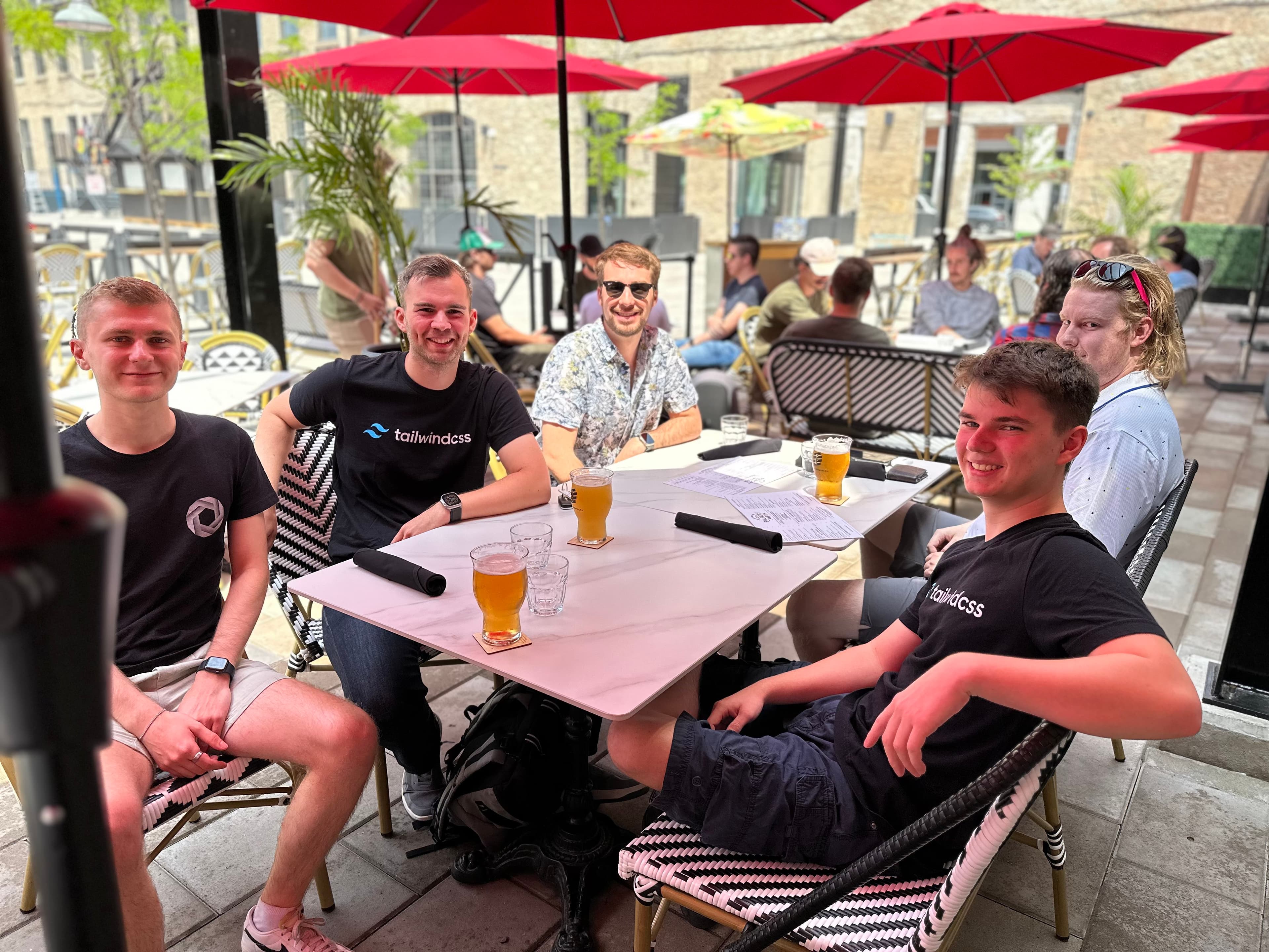 Tailwind Connect 与会者在 Foundry Tavern 享用午餐