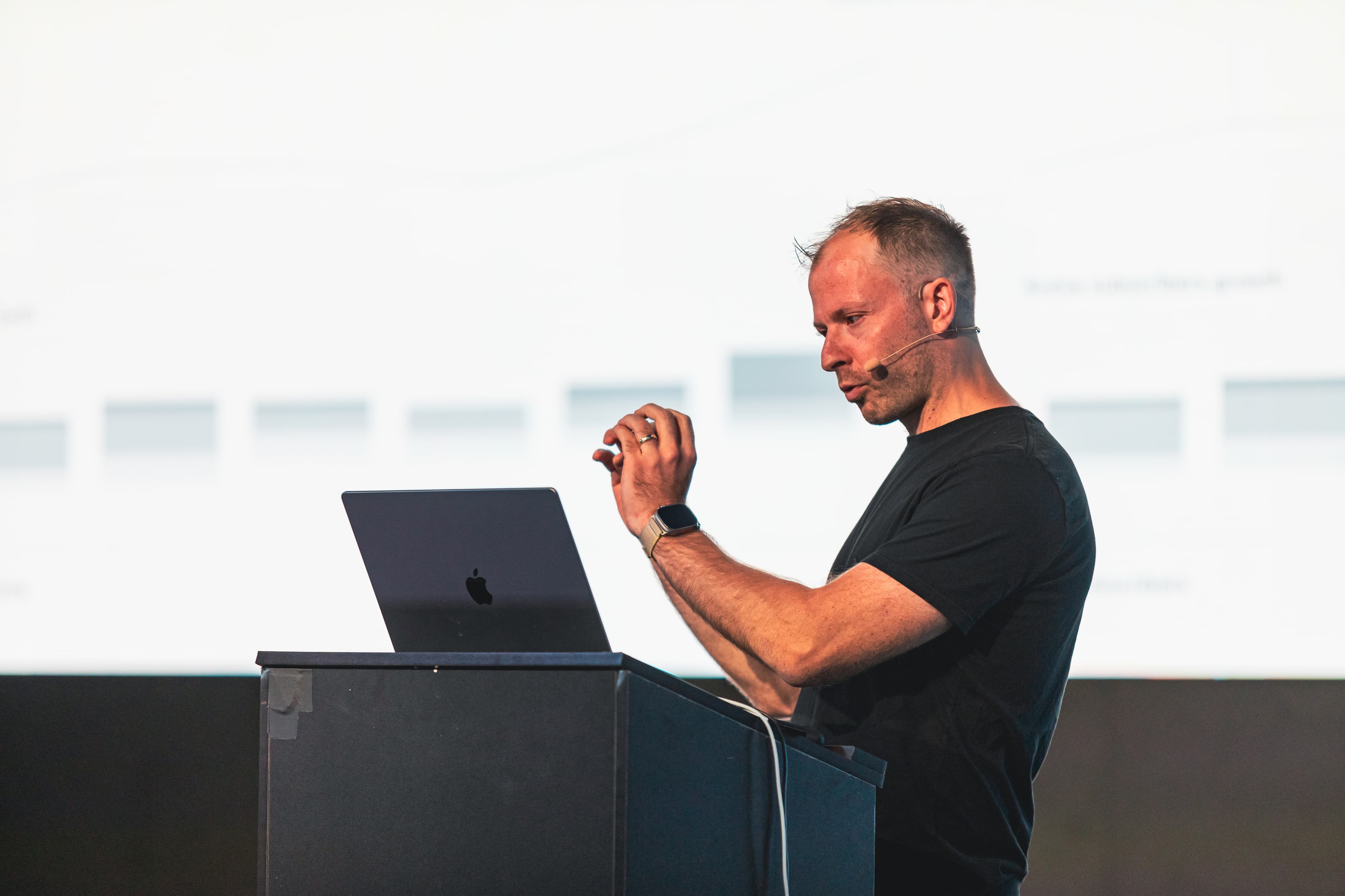 Steve Schoger 在舞台上解释 Catalyst 中的一些视觉设计细节