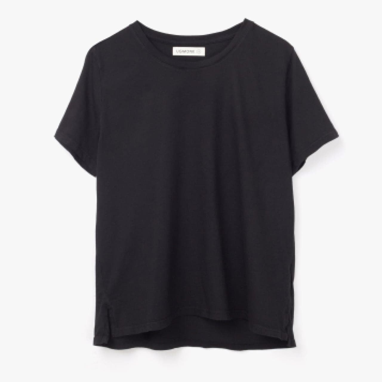 两件灰色、白色和黑色的T恤平放。